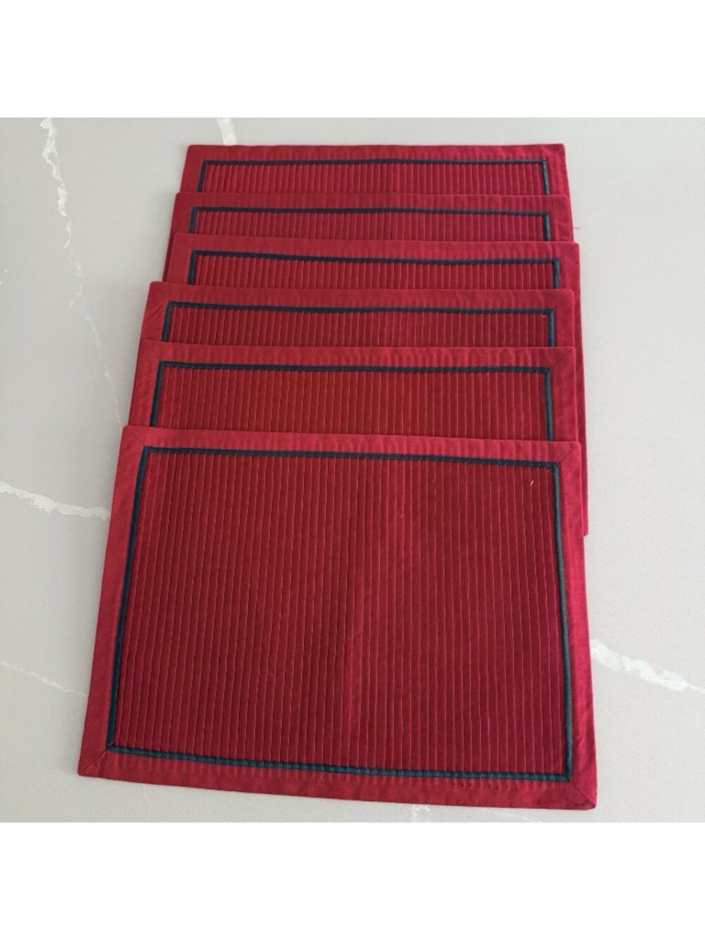 Pier 1 Set of 6 Holiday Christmas Placemats Red Pleated Green Inner Border